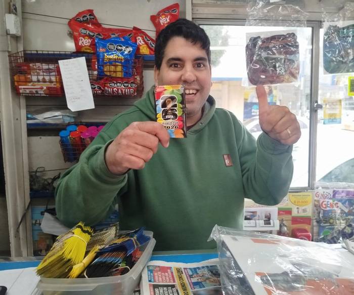 Cliente LA CENTRAL COLECCIONES abriendo sobres Panini en Buenos Aires