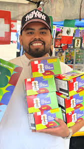 Cliente LA CENTRAL COLECCIONES mostrando su álbum Panini en Córdoba