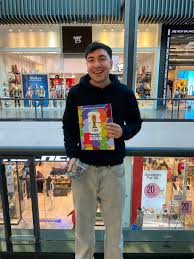 Cliente LA CENTRAL COLECCIONES con caja de figuritas Panini en Rosario