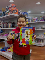 Cliente LA CENTRAL COLECCIONES con álbum dorado Panini en La Plata
