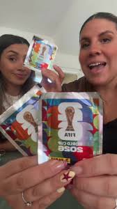 Amigas clientas LA CENTRAL COLECCIONES con álbum Panini en San Isidro