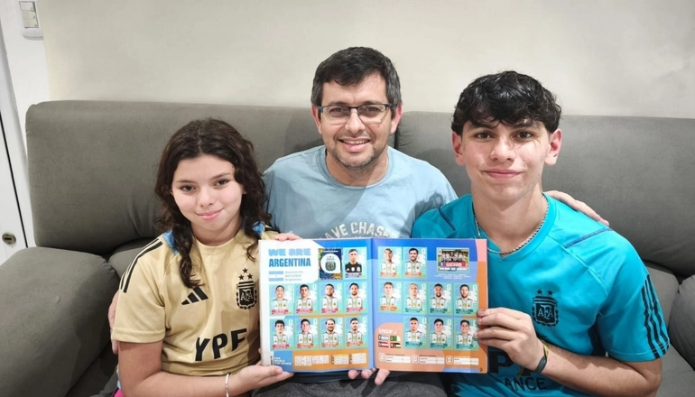 Familia cliente LA CENTRAL COLECCIONES con álbum Panini en Salta