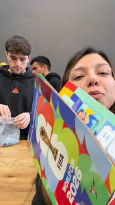 Grupo de clientes LA CENTRAL COLECCIONES con álbum Panini en Posadas